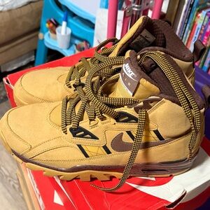 Nike Red Sneakerboot Box